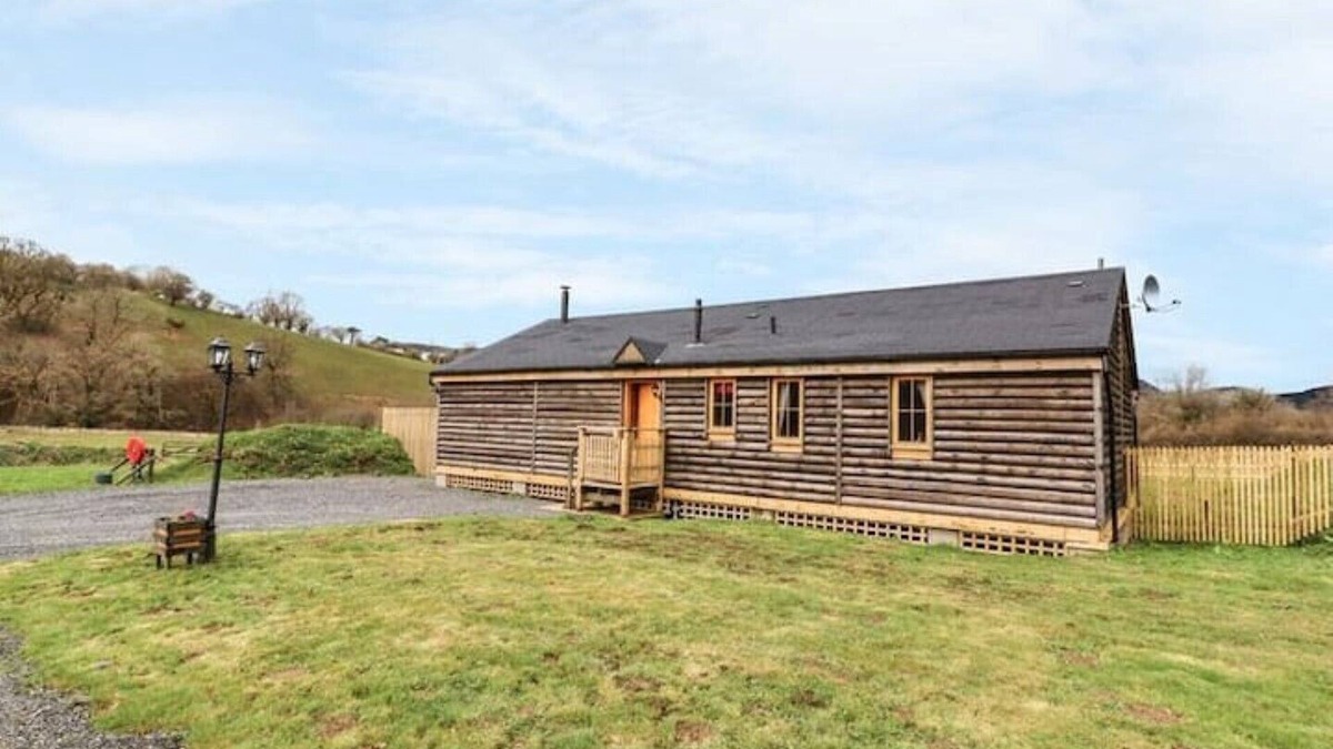Llanbrynmair Cabin | Alpaca-6 berth, dog friendly cabin with hot tub