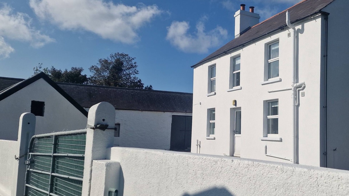 Dromore Other | Alpaca Farmhouse self catering with hot tub and alpaca experience included