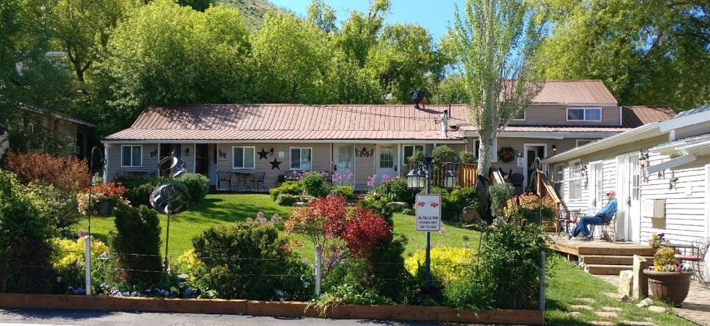 Lava Hot Springs Hotel | Alpaca Inn, The