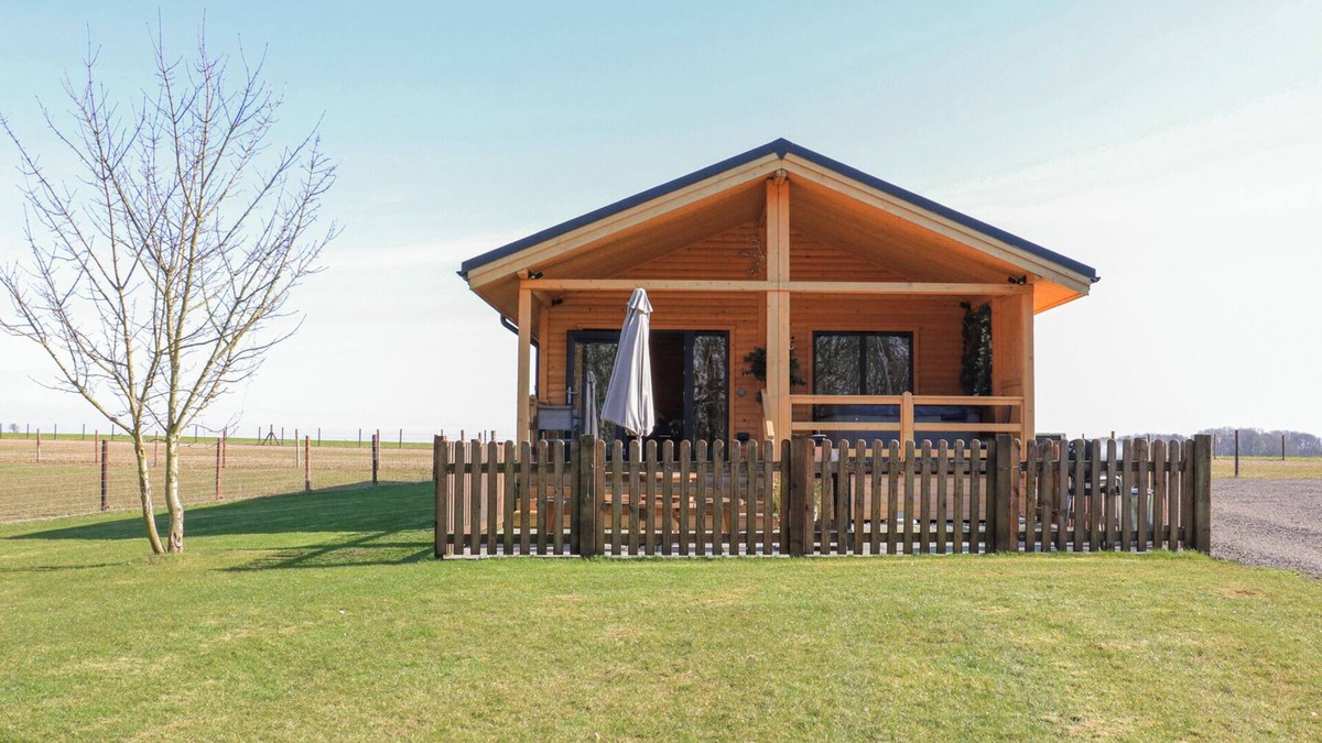 Welby Cottage | ALPACA LODGE, family friendly, with hot tub in Barkston