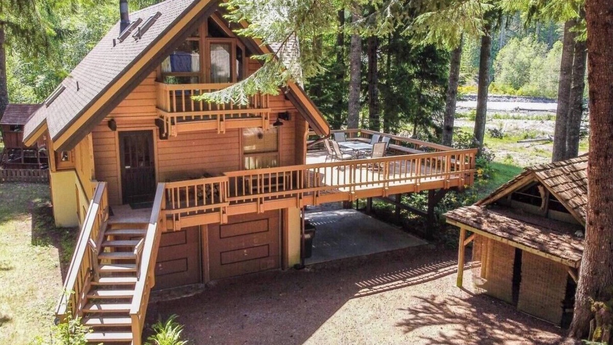Enumclaw Cabin | Alpen Commune - Riverfront 5-bedroom cabin in fantastic Greenwater