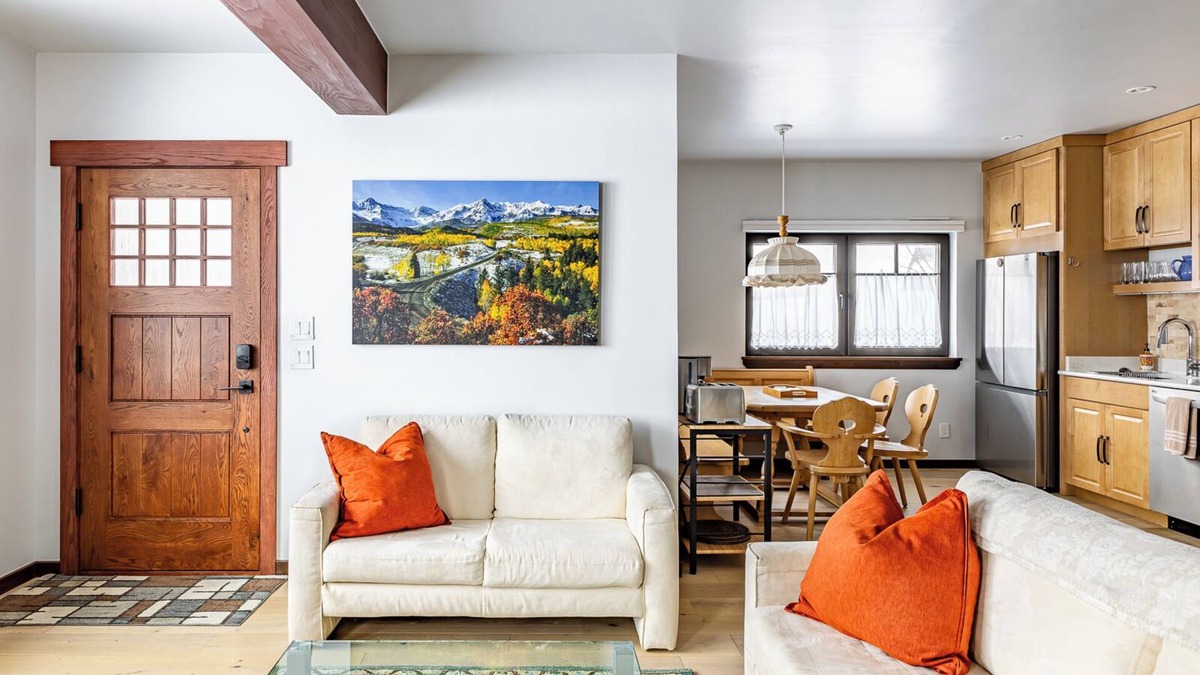 Crested Butte Ski Chalet | Alpen Edelweiss Chalet: A pet-friendly luxury apartment 5 mins. to trails & town