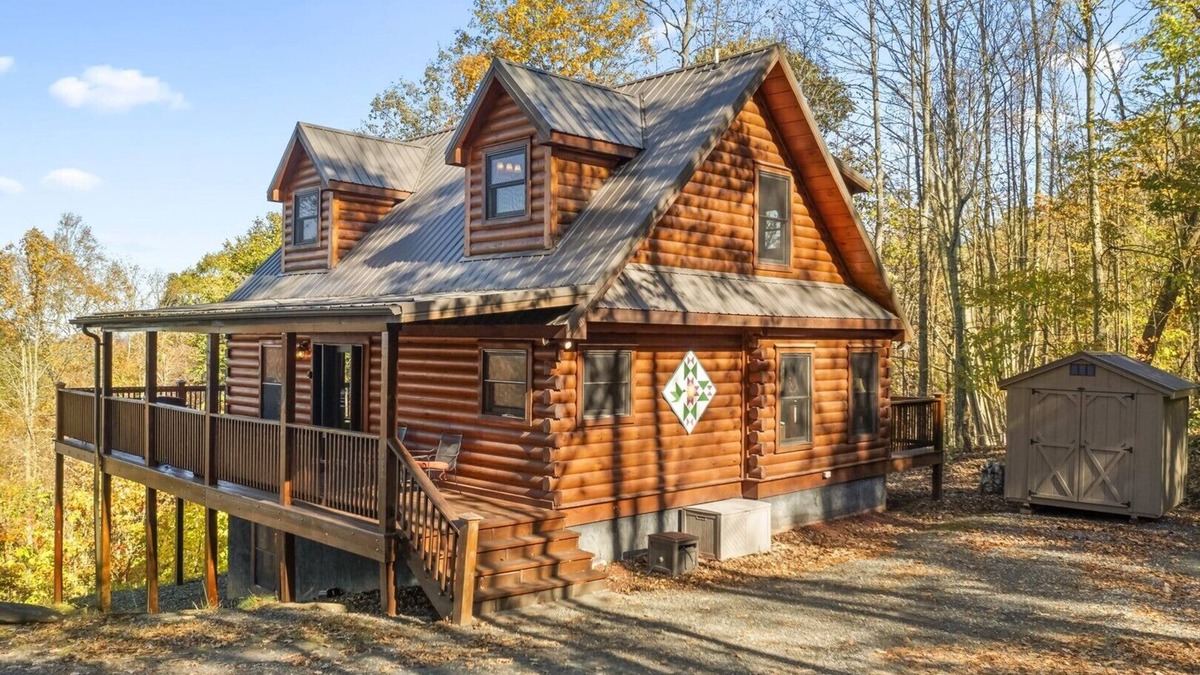 Lansing Cabin | Alpen Rose-Open for Bookings! VIEWS, Hot Tub, Wi-Fi