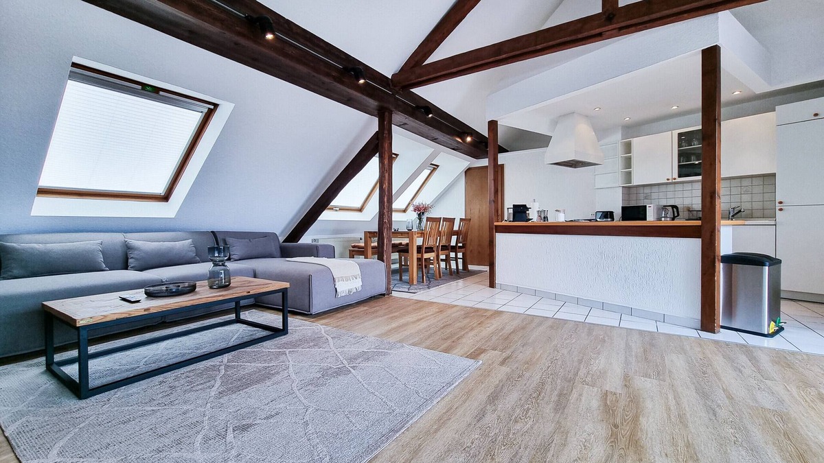 Ostviertel Apartment | Alpha Apartments: Dachstudio - Stil & Eleganz, 2BR