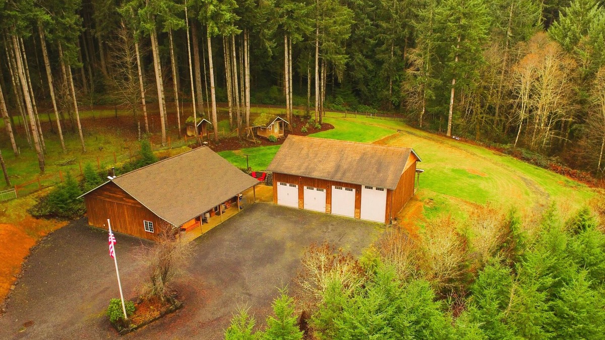 Adna House | Alpha Lodge, FALL special, Peaceful retreat, 14 guests max, fun & games, parking