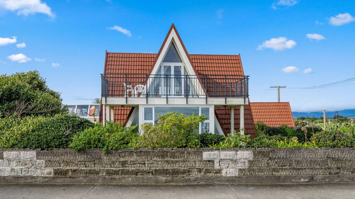 Otaki Beach House | Alpha - Otaki Beach Holiday Home