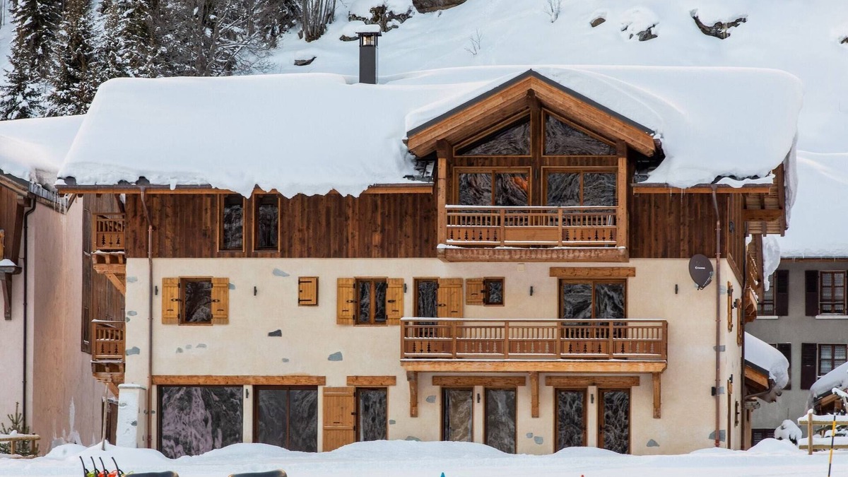 Champagny-en-Vanoise Ski Chalet | Alpine Chalet with Spa and pets