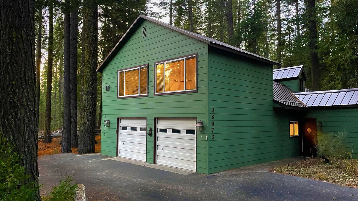 Mineral Ski Chalet | Alpine Chalet on 2 Acres + EV Chgr + Starlink + 10 min from Lassen National Park