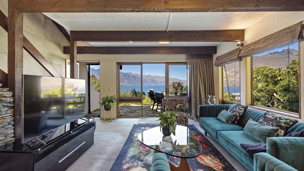 Queenstown Ski Chalet | Alpine Chalet Walk to Town 39A Lomond Cres
