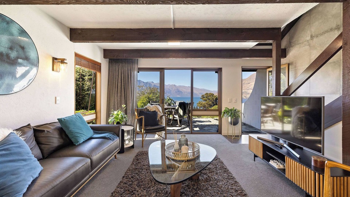 Queenstown Ski Chalet | Alpine Chalet Walk to Town 39B Lomond Cres