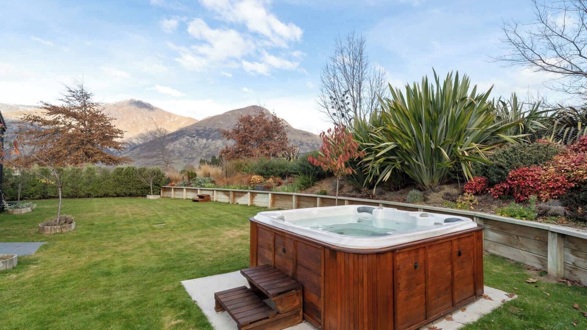Lake Hayes House | Alpine Comfort: Family Home with Mountain Views & Garden