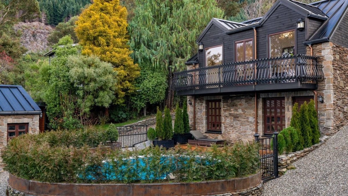 Sunshine Bay House | Alpine Cottage | Swimming pool | Lake and Mountain Views