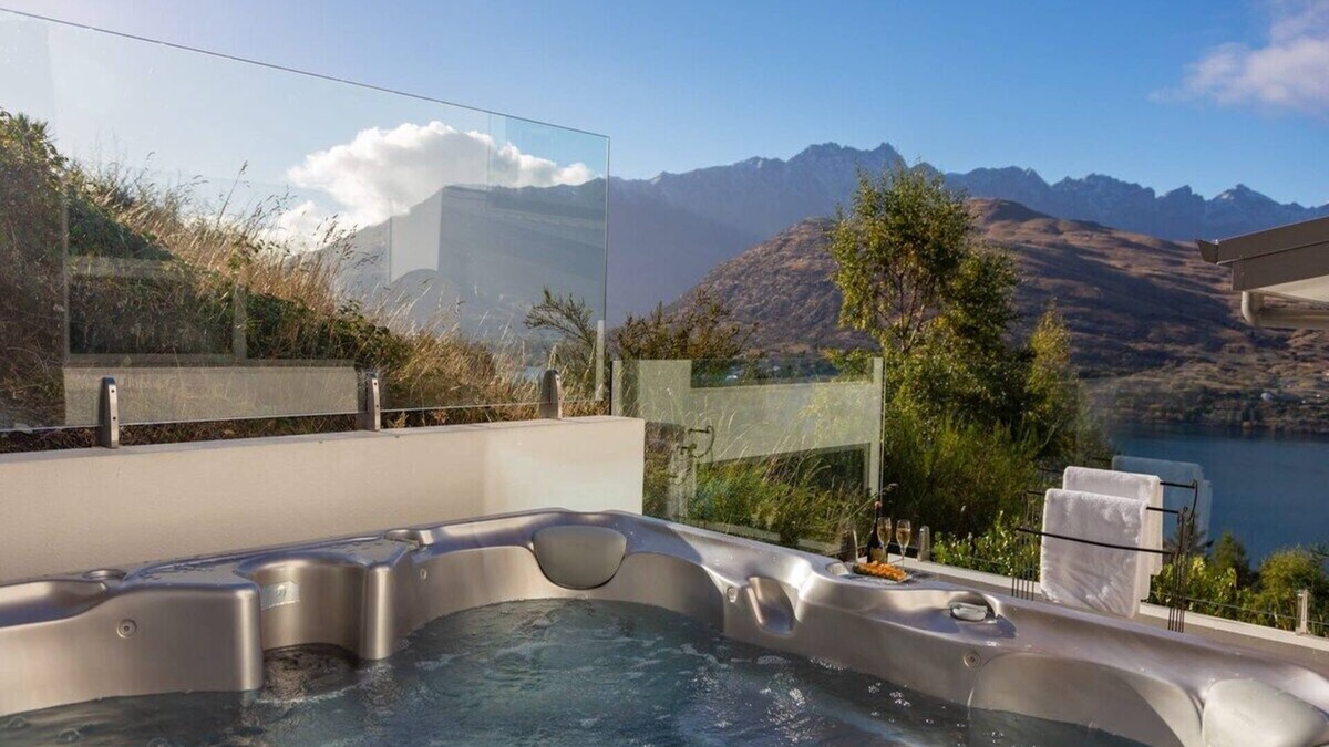 Queenstown Villa | Alpine Edge – Hot Tub, Fireplace, Remarkables View