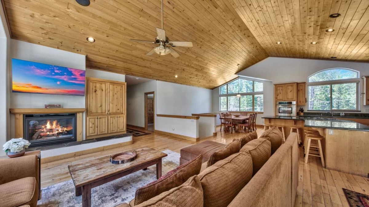North Upper Truckee House | Alpine Family Adventure - Woodsy, Clean & Comfy, Pets & Yard, Family Fun
