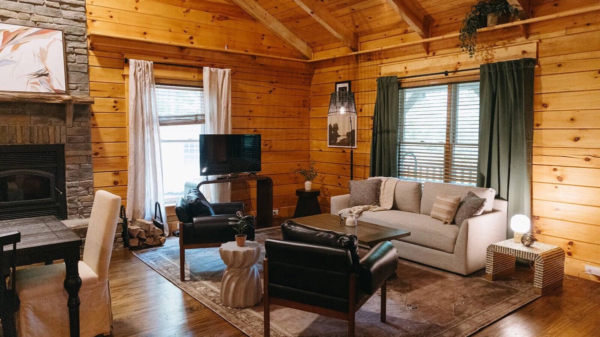 Bowen Cabin | "Alpine Hills" Cozy Hideaway RRG Cabin w/Hot Tub