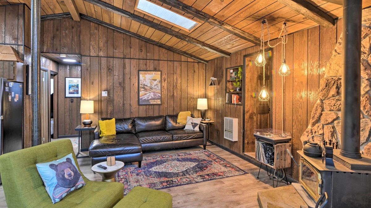 Alpine Lake Cabin | Alpine Lake Resort Cabin: Deck & Lake Access!