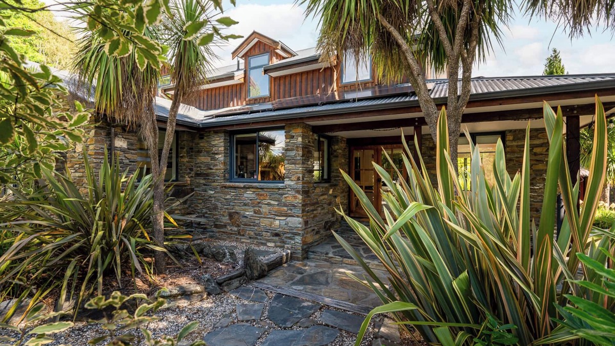 Wanaka House | Alpine Lodge - Botanical Oasis