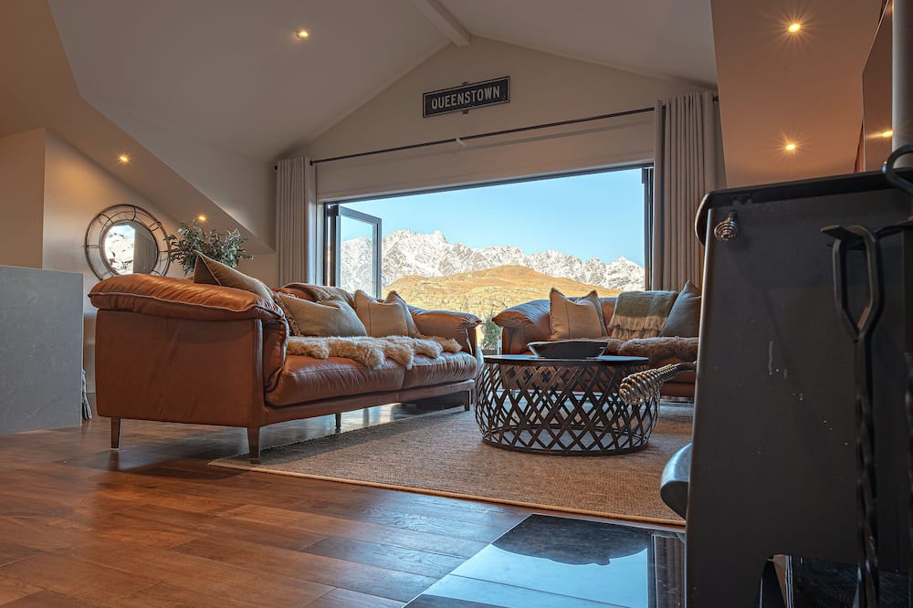 Queenstown House | Alpine Retreat - Panoramic Views & Hot Tub
