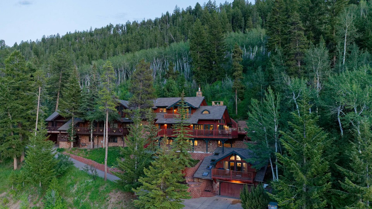 Eagle-Vail Ski Chalet | Alpine Setting Nestled Against the National Forest