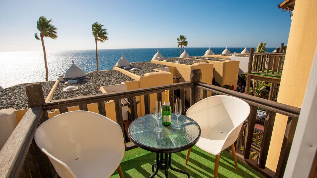 Playa del Aguila Ski Chalet | Altamar 52 with balcony&pool By CanariasGetaway