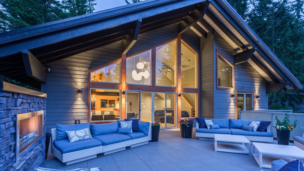 Alta Vista Ski Chalet | Alta Lake Chalet: Private Spa, Vaulted Ceiling, BBQs, Cinema, Lawn, Decks & More