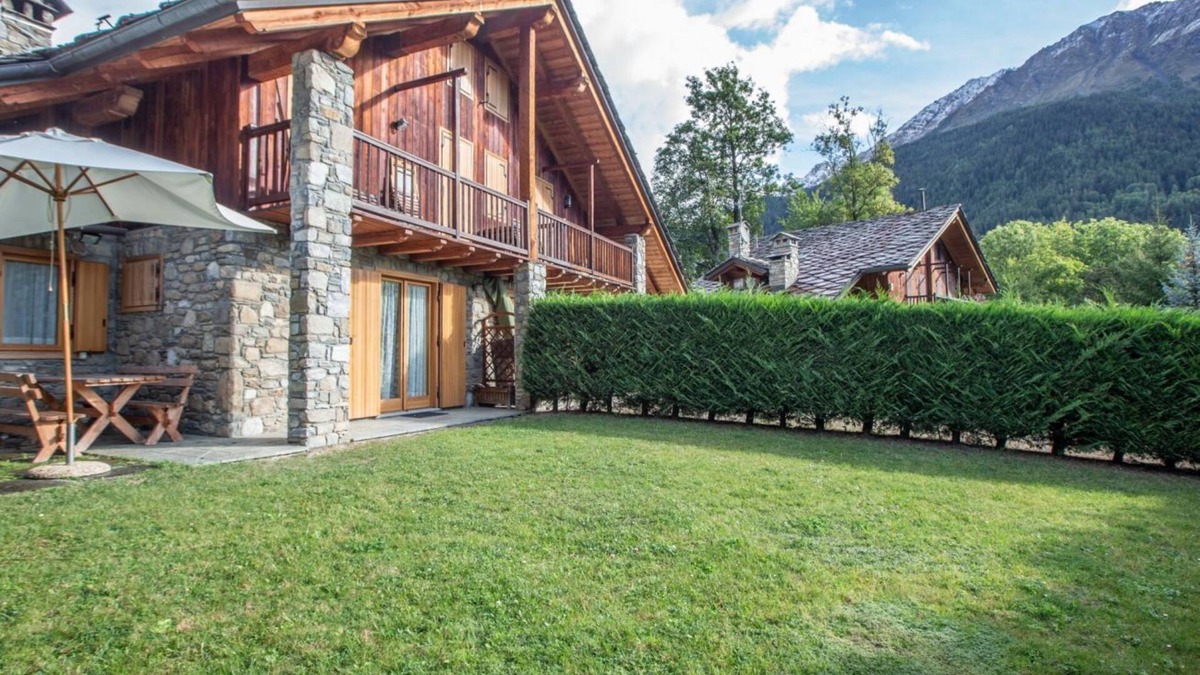 Dolonne Ski Chalet | ALTIDO Big Flat for 6 w/Backyard and parking in Courmayeur