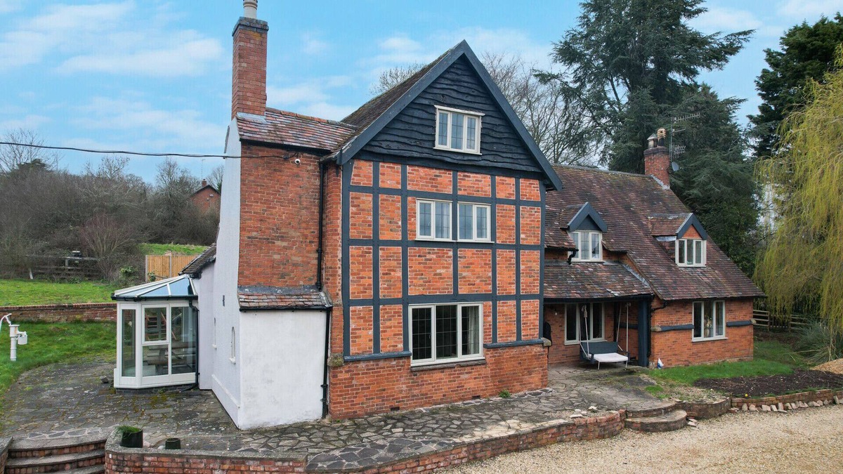 Cleedownton Apartment | ALTIDO Charming 5-bed farmhouse with terrace and parking