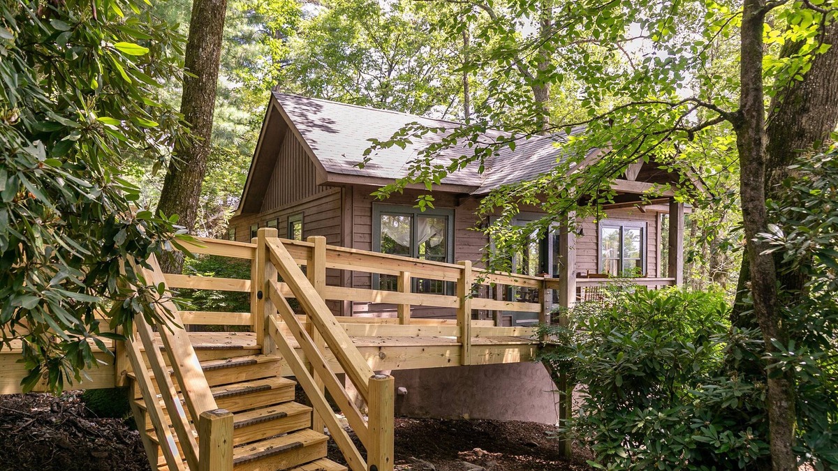 Blowing Rock House | Altitudes Attitude - Upscale Cabin with Hot Tub, 3 Minutes to Downtown Blowing Rock