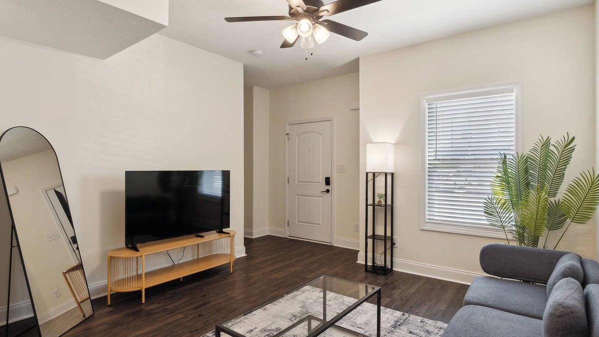 Clarksville Apartment | Alto A2 I Stunning 2bd Apt I Free Parking