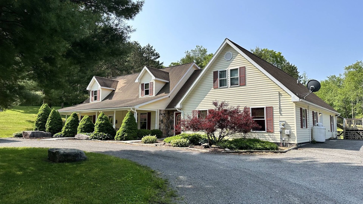 Accident House | Alvie House: 5 min from Wisp&DCL, Outdoor Fire Pit, Fireplaces, Country Kitchen