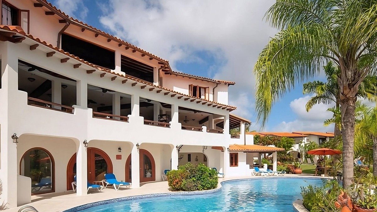 Maynards Hotel | Always a Great Idea To Unwind! Near Heywood Beach! Outdoor Pools, Parking!