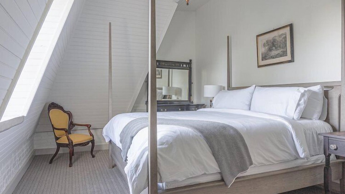 Kingston Hotel | Always a Great Idea To Unwind! Free Parking, Bike Rental, Near Loughran Park
