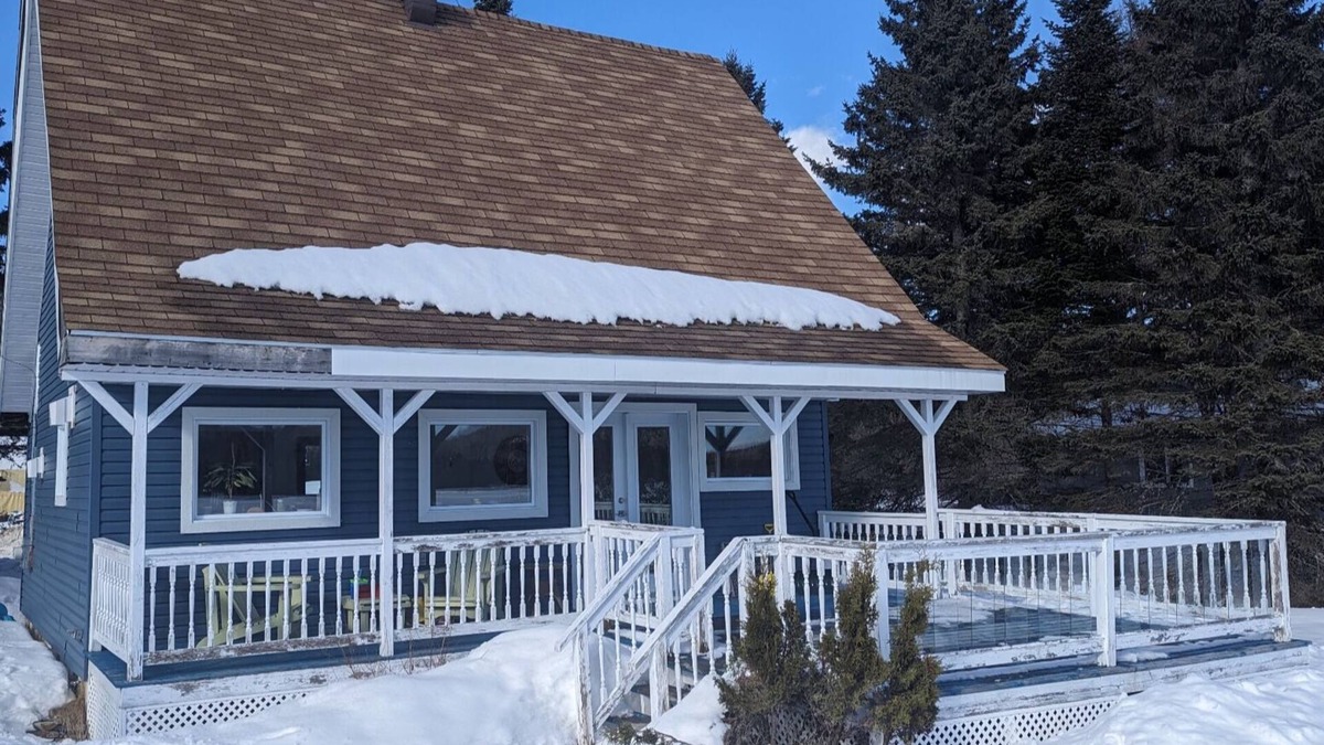 Ste-Lucie-des-Laurentides Ski Chalet | Amazing winter chalet with WiFi in Sainte-Lucie-des-Laurentides. Pets friendly.