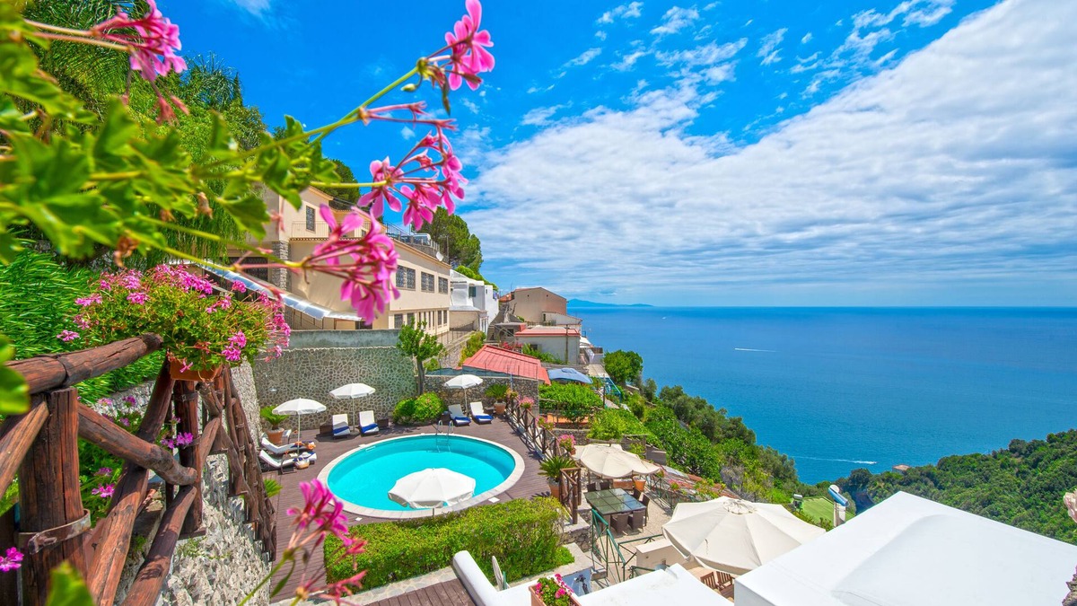 Amalfi Villa | Amalfi villa with swimming-pool and beautiful gardens
