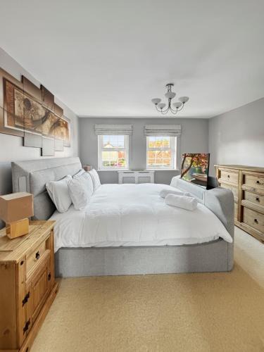 Newark House | Amaya Eight - Large 4 Bedroom - 3 Bathroom house - garden and driveway