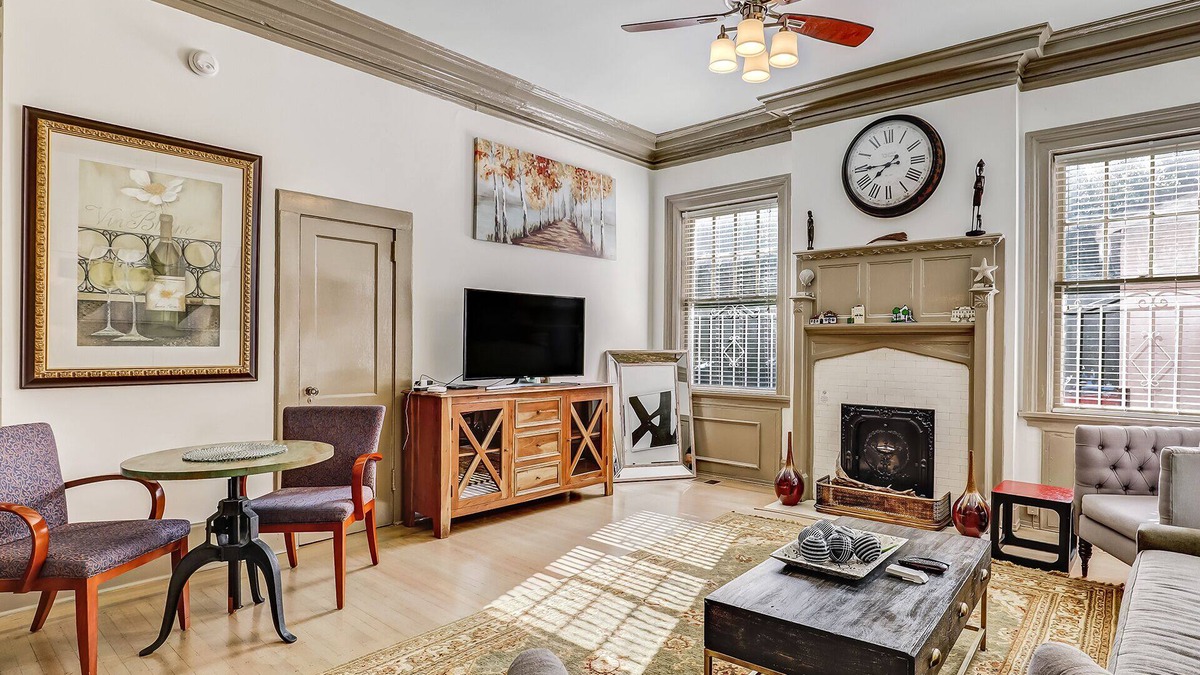 Thomas Square Apartment | Amazing 1 Bed in Starland, Heated Pool Access