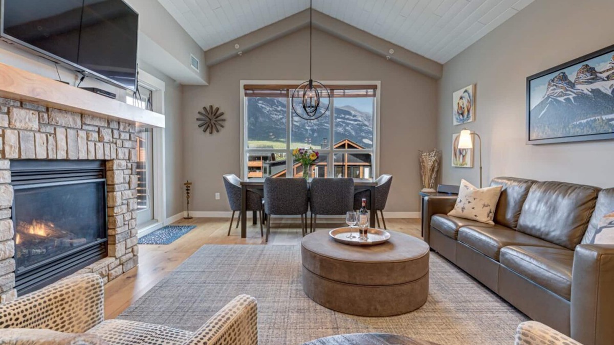 Canmore Condo | Amazing 1 bedroom & Den Penthouse Suite! Vaulted!