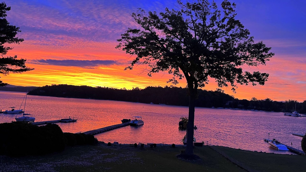 Malletts Bay House | Amazing 1-bedroom private loft with lake views and access in Mallet's Bay.