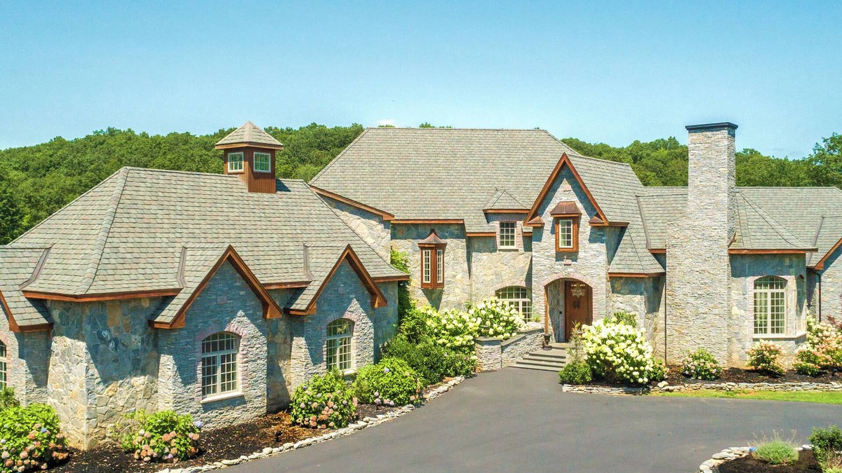 Killingworth House | Amazing 11 Bedroom 15 Bathroom Mansion Close to Beaches