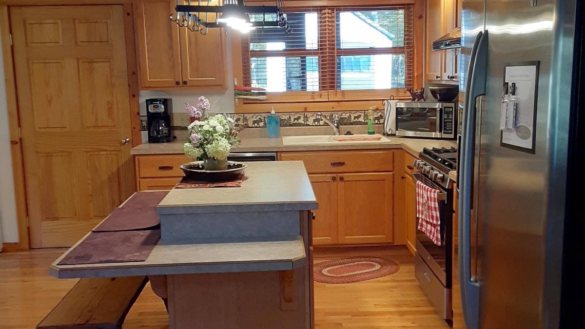 Alpine Lake Cabin | Amazing 3 bedroom cabin with a screened in back porch!