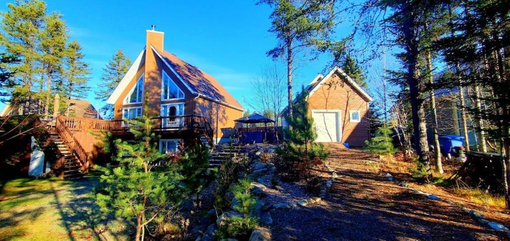 Saint Come House | Amazing 3-bedroom entire Chalet-Sauna+lakeview+Spa+BBQ(Best place to relax)