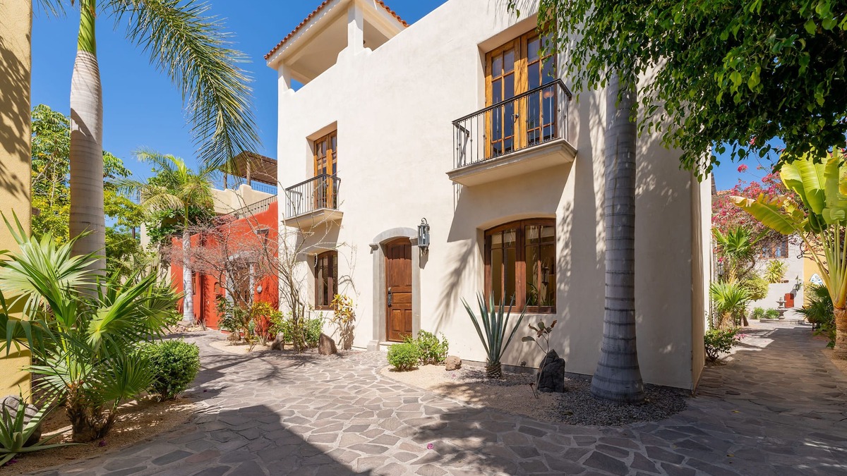 Nopolo House | Amazing 3 Bedrooms & 3 bathrooms home in Founders area.