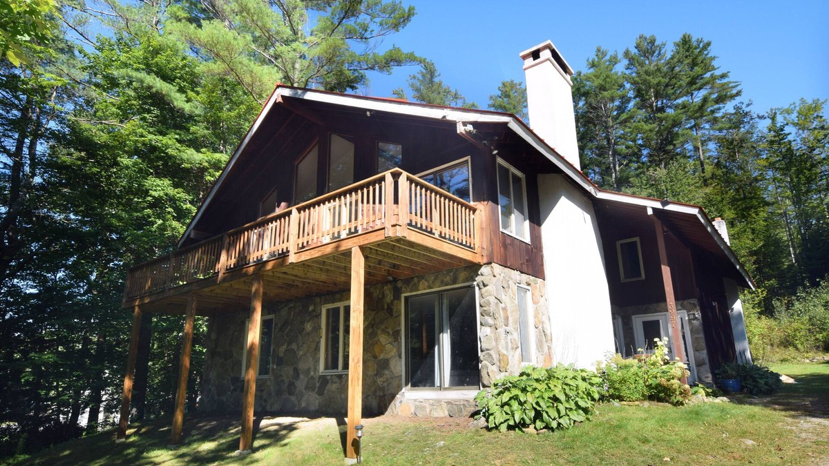 Londonderry Ski Chalet | Amazing 3-Level Chalet; 2 Kitchens, 2 Decks, HOT TUB, 5 Ski Mountains, Pets OK