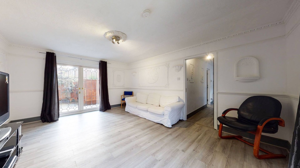 Livesey House | Amazing 4 Bed, 2 Bath House with Parking & Garden