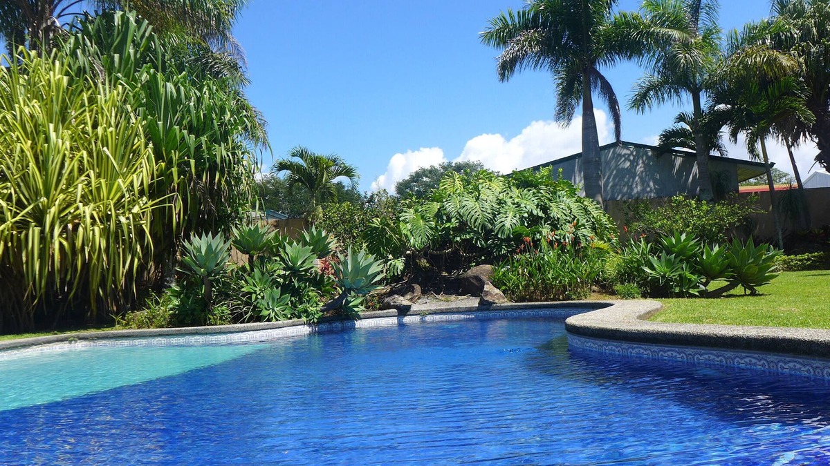 La Garita House | Amazing 4 bedroom pool home in gated community, La Garita 20 min to SJO airport