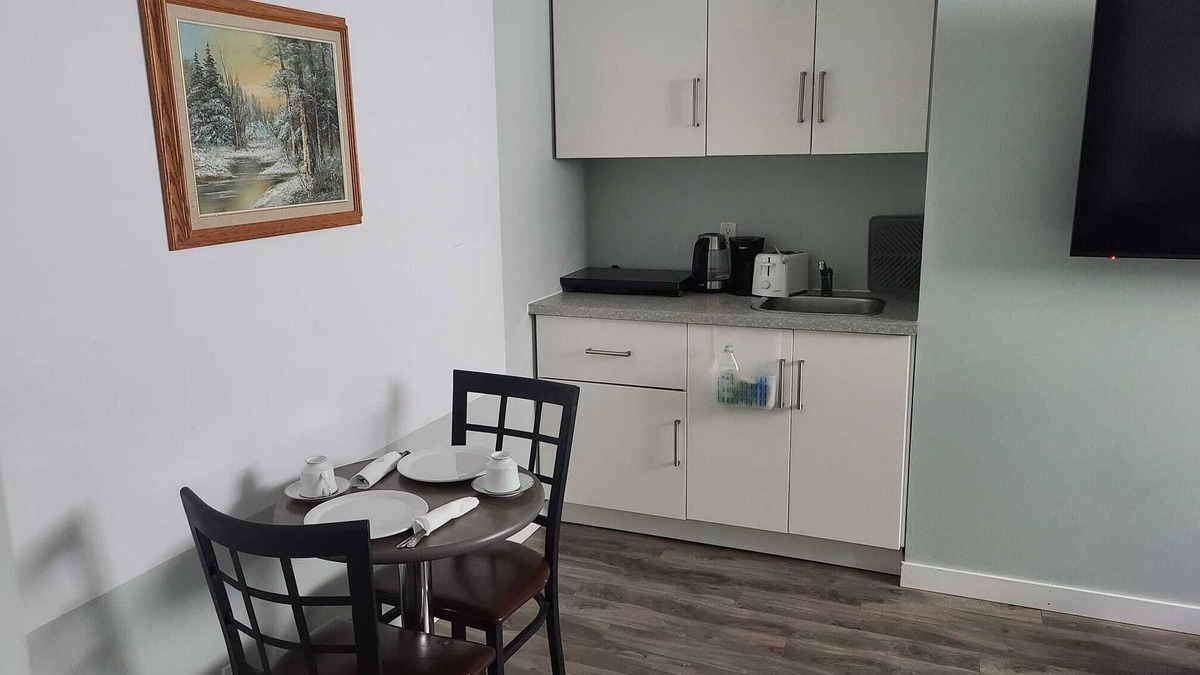 East Kildonan House | Amazing 4 Bedrooms Entire Home in Winnipeg with Free parking, Wi-fi and more