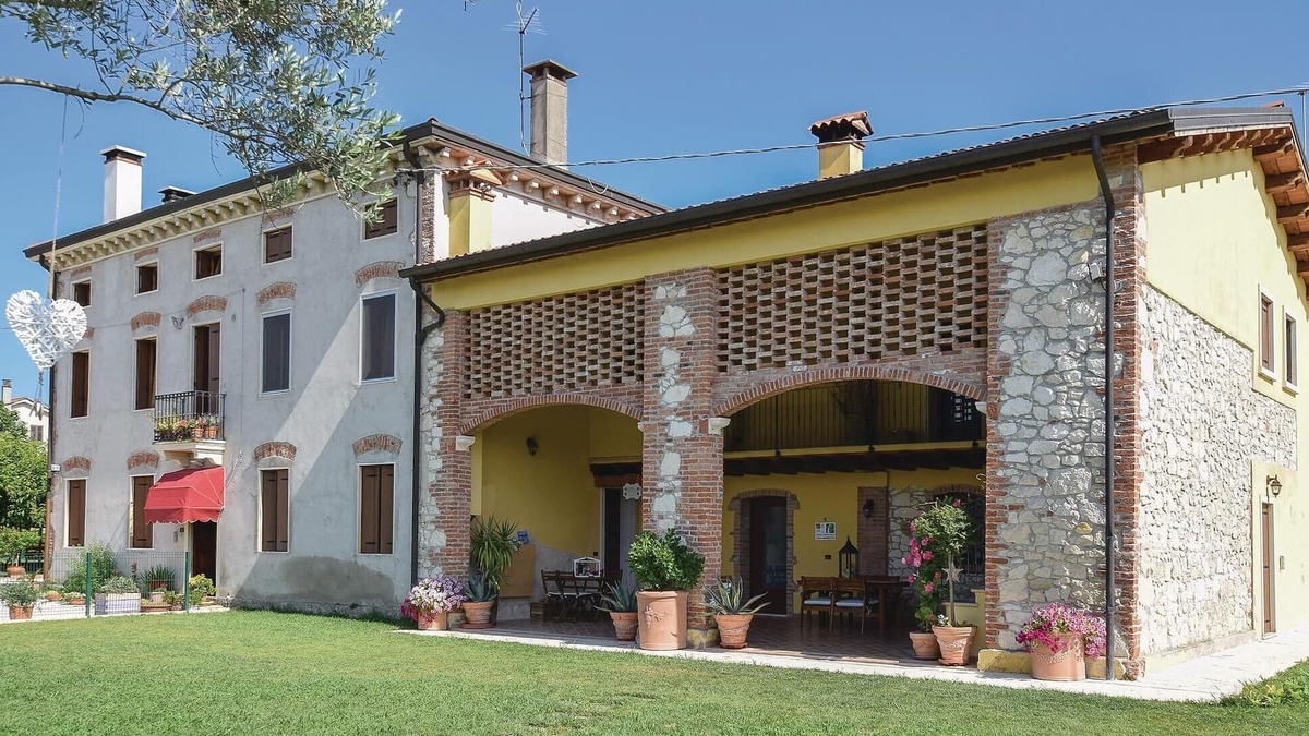 Longare Apartment | Amazing apartment in Longare -VI-