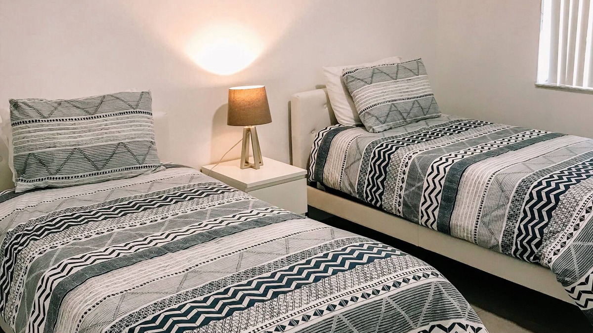 The Crossings Apartment | Amazing Apartment in Shamrock Kendall with Free Parking!