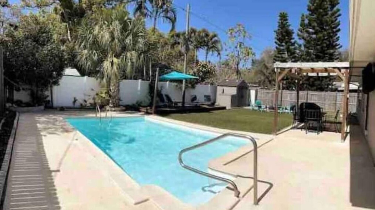 Largo House | Amazing Backyard!Heated Pool,outside TV, Pet Friendly, Close to Beaches,3 bikes