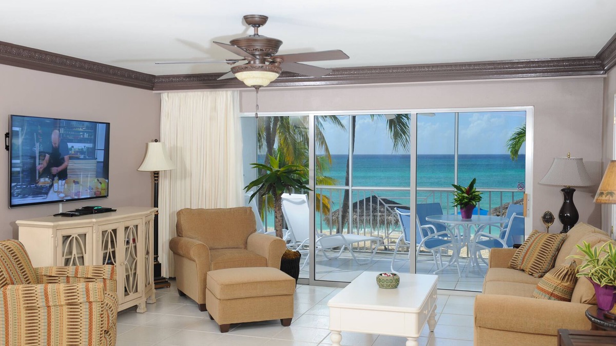 Seven Mile Beach Condo | AMAZING Beach…Comfortably Sleeps 7.Message for SPECIALS from 4/16 -12/18/25